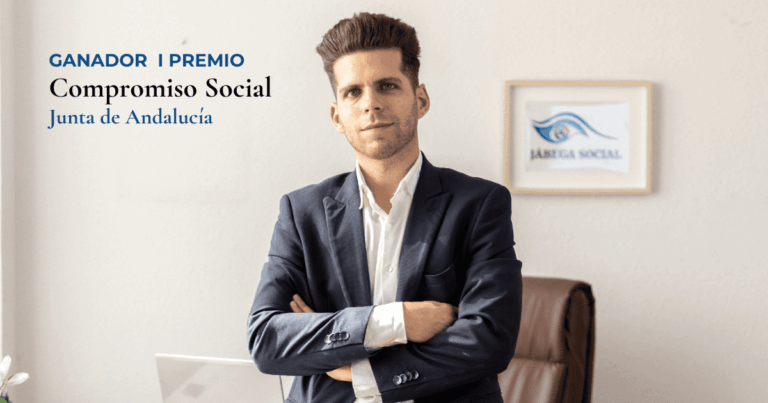 Javier Espinosa con un letrero sobre el Premio Compromiso Social de la Junta de Andalucía